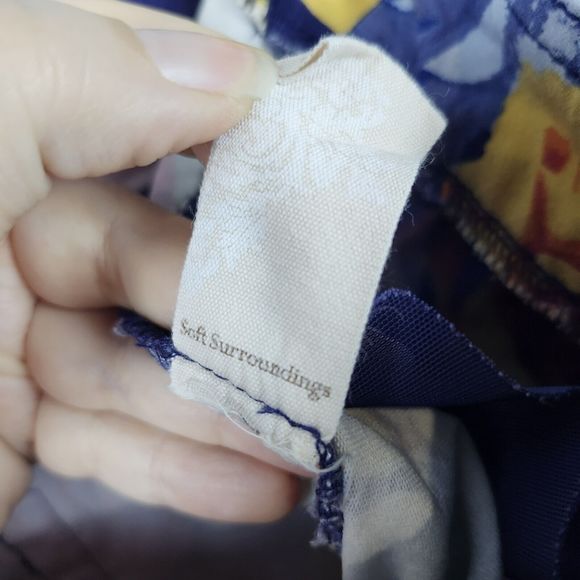 SOFT SURROUNDINGS Super Stretch Big Roses Floral Pull On Capris Pants Petite L - Picture 14 of 14